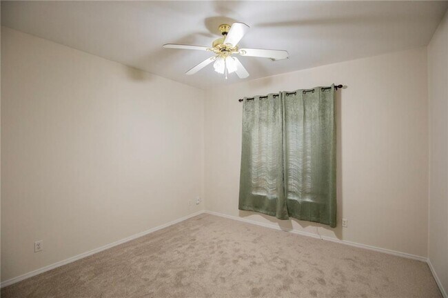 Building Photo - 115 NW Orchard Way