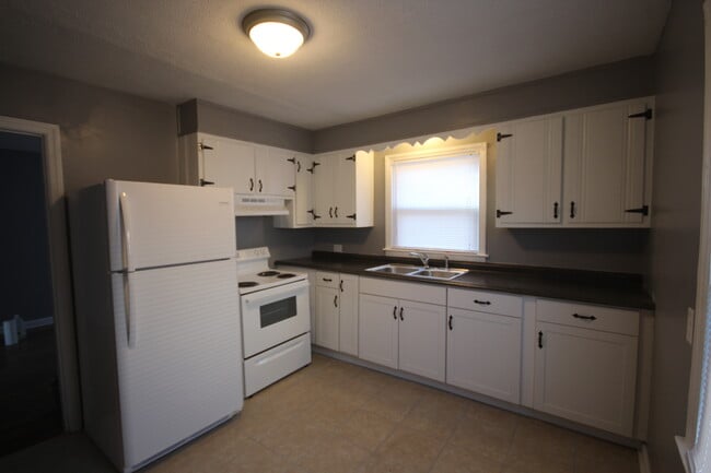 Building Photo - 305 N Moore Rd