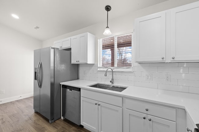 Building Photo - 818 Burr St