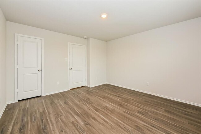 Building Photo - 2130 Middle Rdg Dr