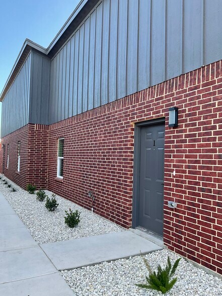 Building Photo - 805 Hidden Hills St