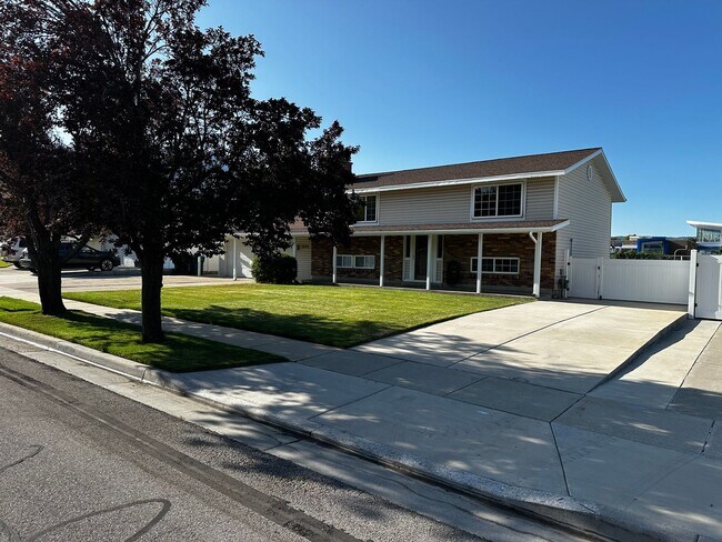 Building Photo - Beautifully Updated Two-Story Home in Sandy — Mountain Views & Big Backyard!