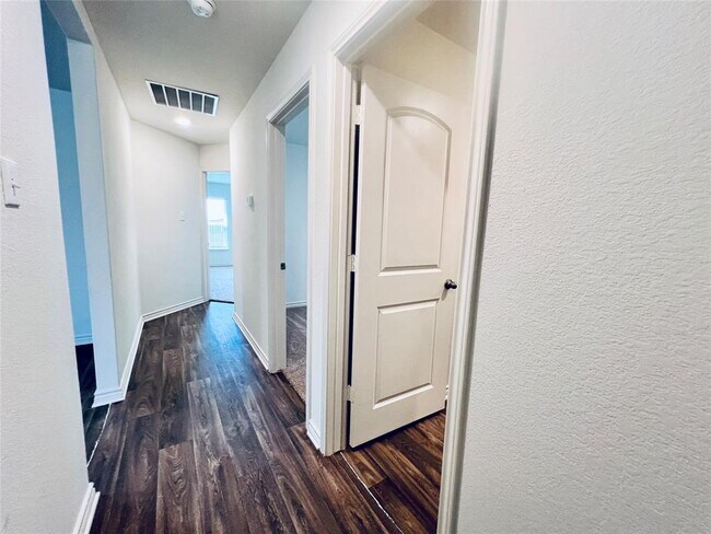 Building Photo - 520 Locksley Cove