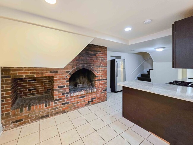Building Photo - 877 W Lill Ave