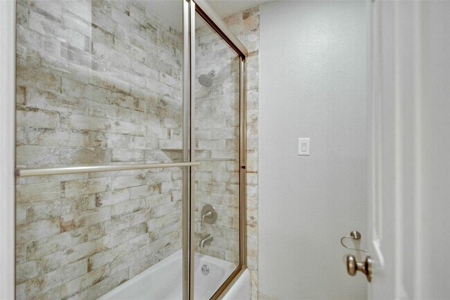 Building Photo - 13915 Charlynn Oaks Dr