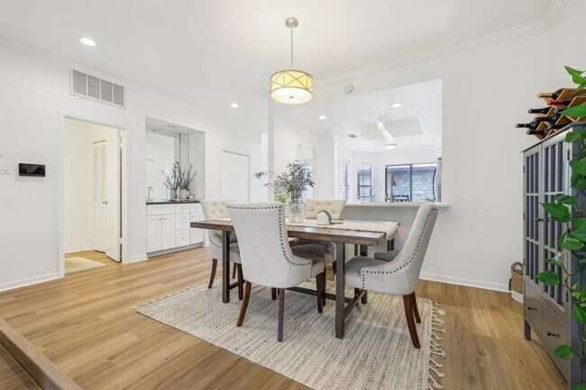 Building Photo - 2201 Lakeway Blvd