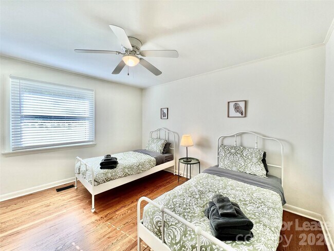 Building Photo - 2931 Belmeade Dr
