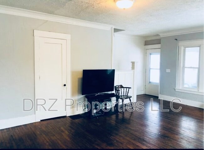 Building Photo - 1017 Bridge St NW