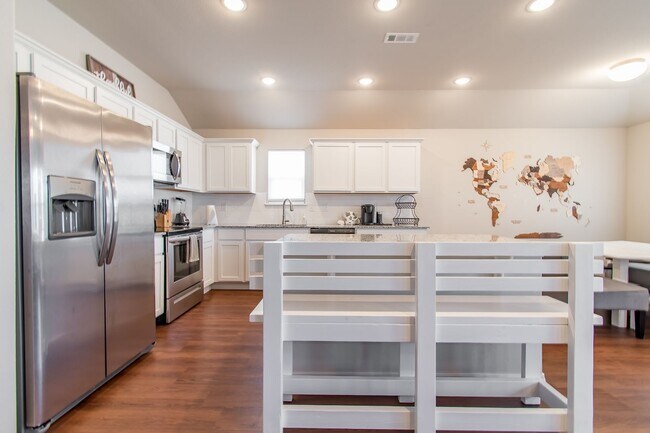 Building Photo - Well-Kept 4-bedroom 2 bath Home in Lowell!...