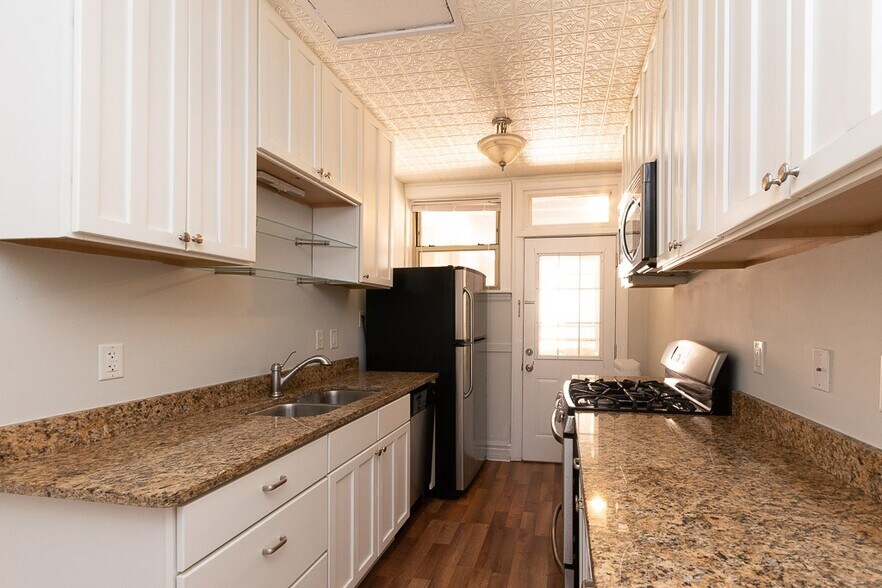 Building Photo - 547.5 W Surf St
