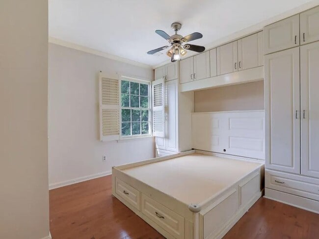 Building Photo - 6963 Whispering Oaks Ct