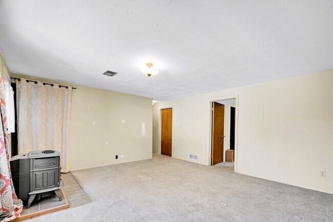 Building Photo - 4684 S Pine Rd