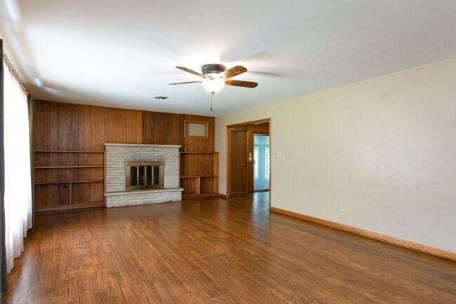 Building Photo - #6 Bedroom House with Awesome Yard Plus Ga...