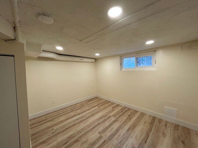 Building Photo - Angulo 421 S Duplex