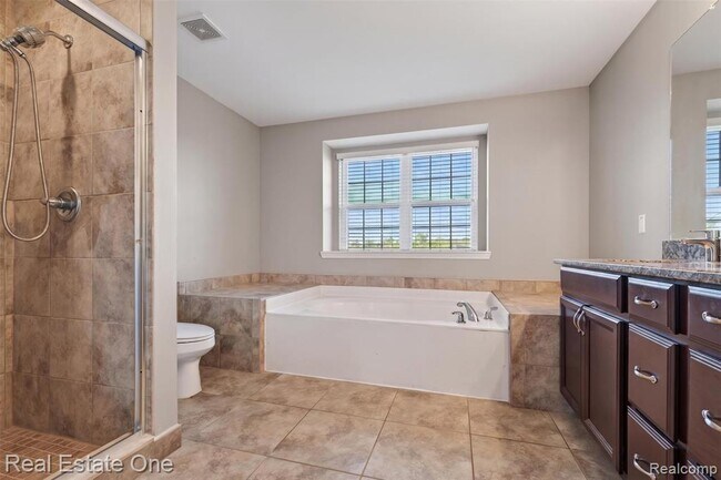 Building Photo - 699 Bay Pointe Dr