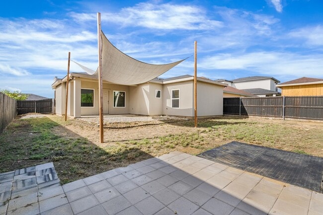 Building Photo - 905 Rotonda Ln