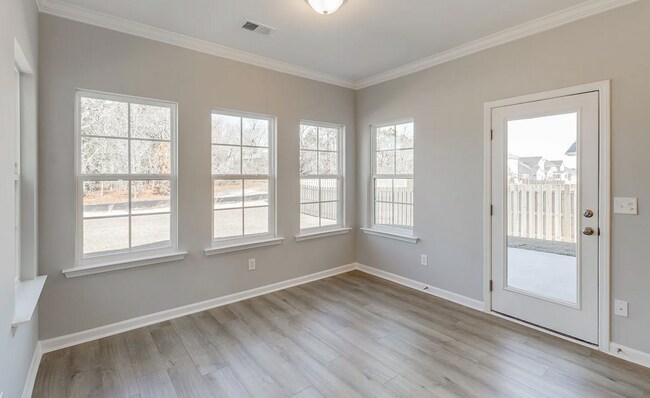 Building Photo - Spacious 5-Bedroom Home with Modern Finishes in Prime Elgin Location