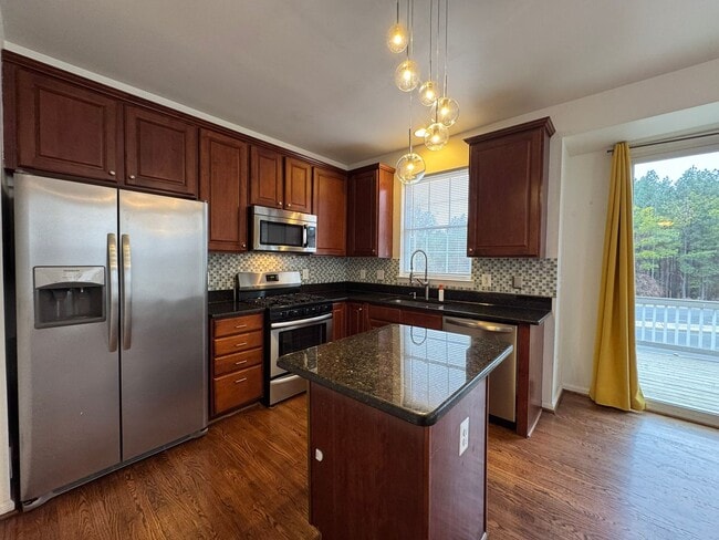 Building Photo - Spacious 2 Primary Beds 1 Den 3.5 Bath Townhome In Vibrant Sycamore Hill