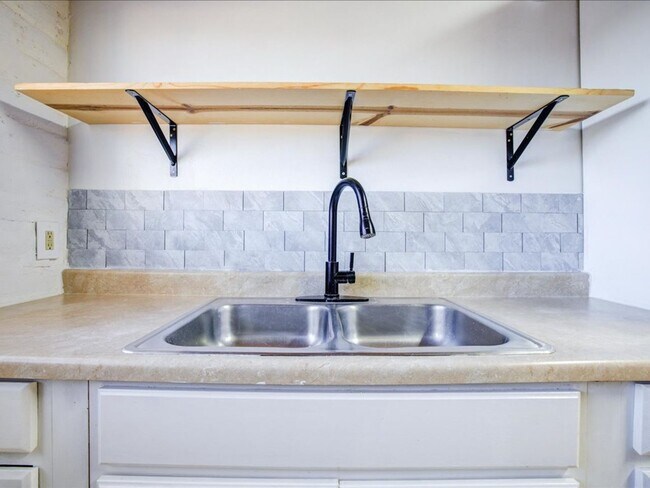 Building Photo - 3 Bedroom 1 Bathroom