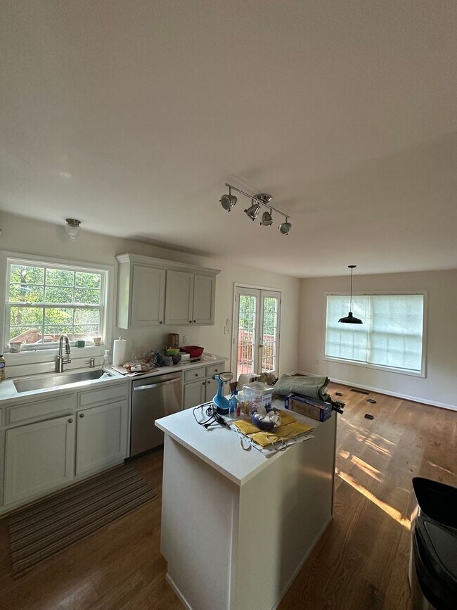 Building Photo - 250 Hodgson Dr