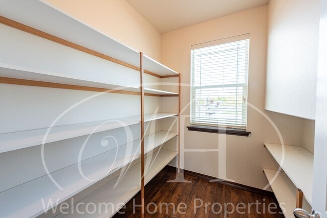 Building Photo - Newer Large Home in Great Neighborhood wit...
