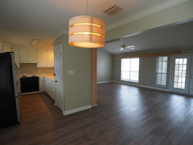 Building Photo - Gorgeous water views just blocks from the ...