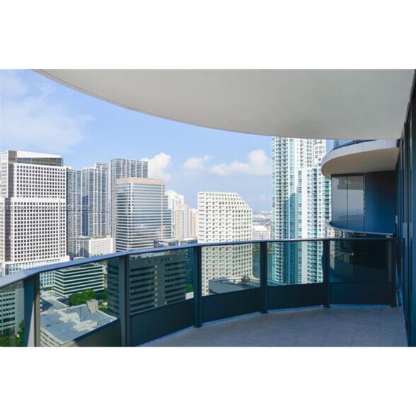 Primary Photo - 1000 Brickell Plz