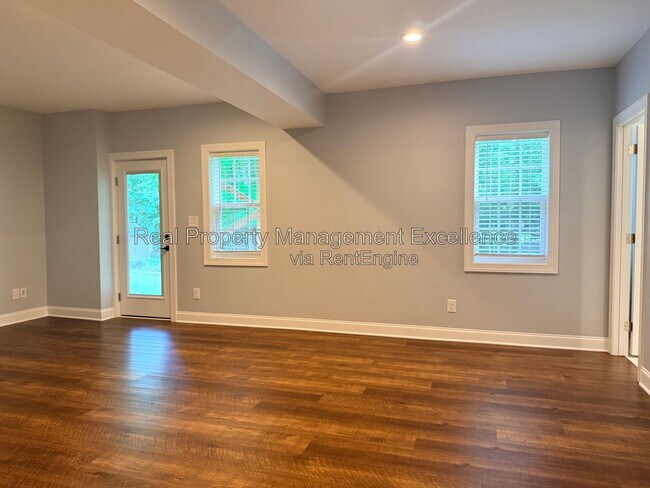 Building Photo - 305 Holly Thorn Trace