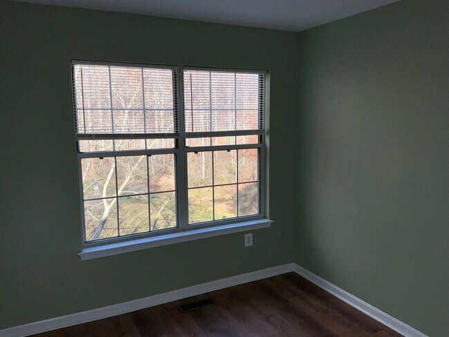 Building Photo - Beautiful 3BR 3.5BA 3 level townhome locat...