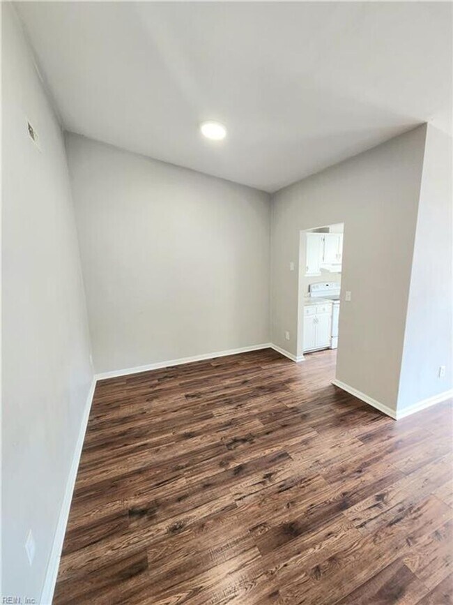 Building Photo - Updated and charming townhouse in heart of...