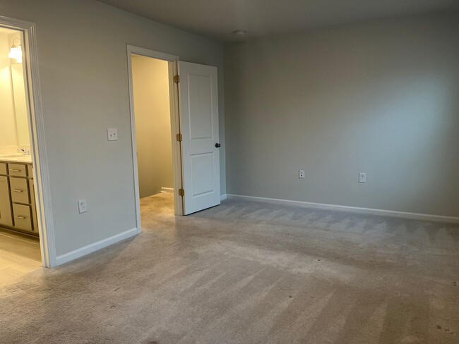 Building Photo - Gorgeous 2 Bedroom Townhome, With Amazingl...