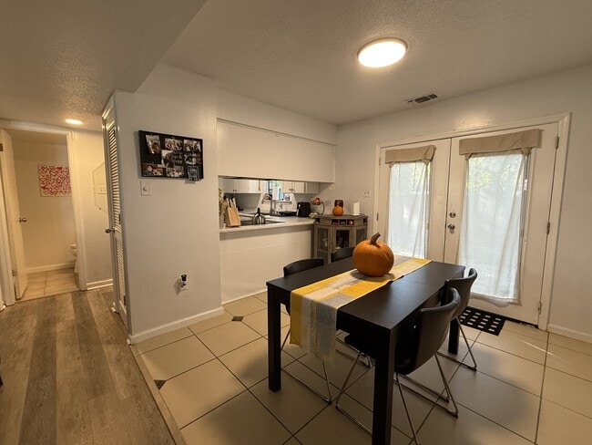 Building Photo - 151 Holland Park Cir