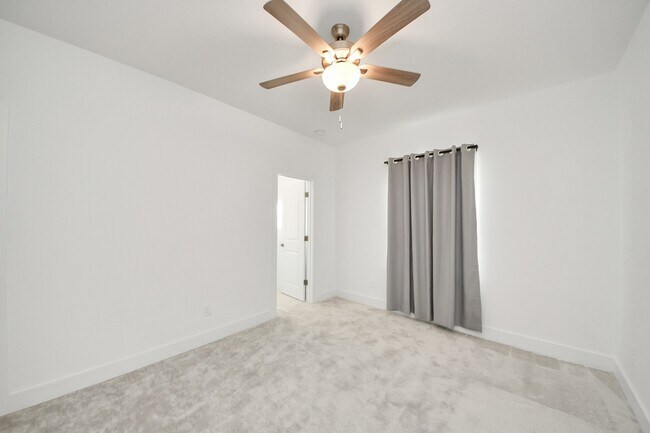 Building Photo - 10235 Forest Lake Dr