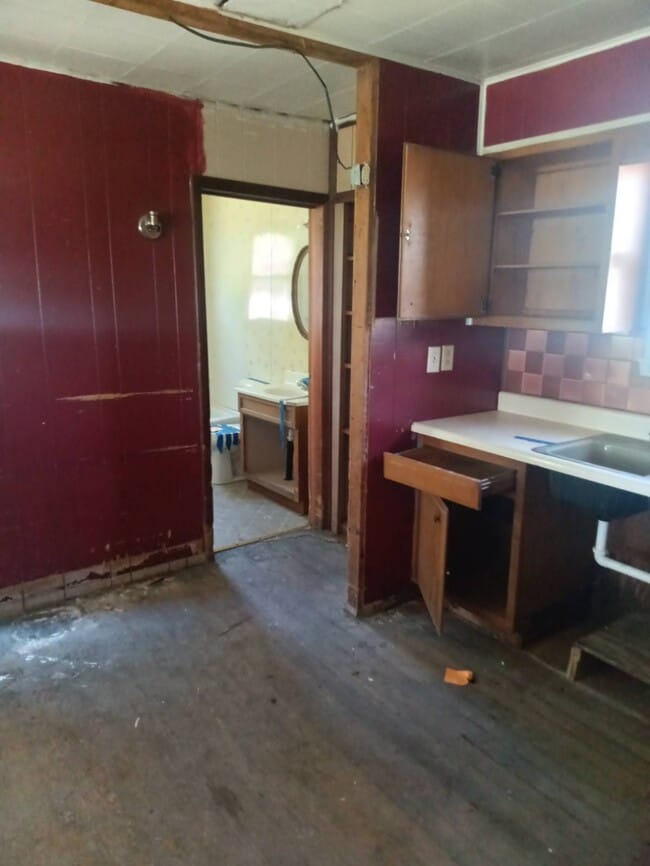 Building Photo - 313 S Dye St