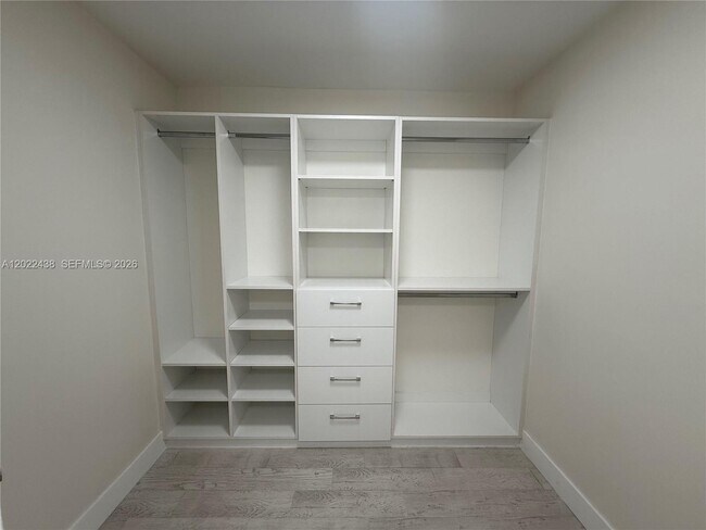 Building Photo - 801 N Venetian Dr