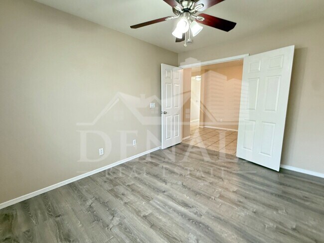Building Photo - 805 S Esmeralda