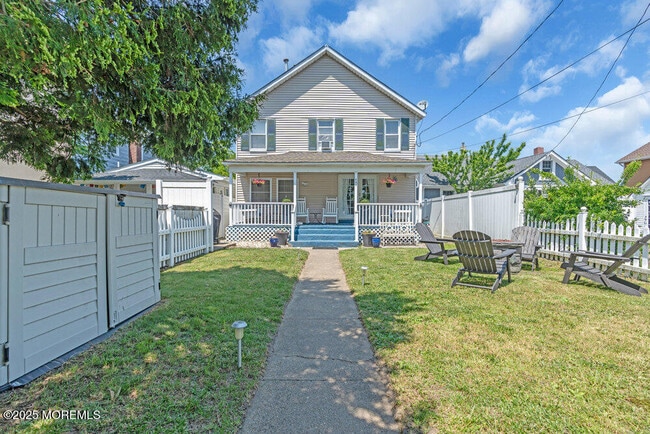 Building Photo - 608 Lareine Ave