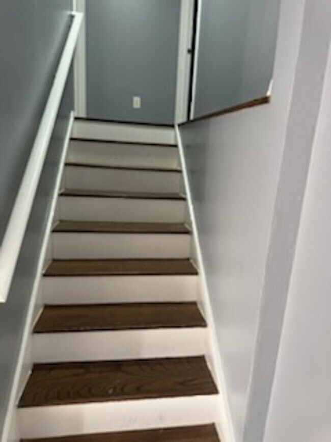 Building Photo - Lovely 3 Bedroom Tri-Level Home with Garage!