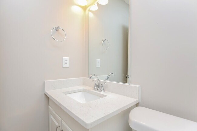 Building Photo - 340 Wayside Dr