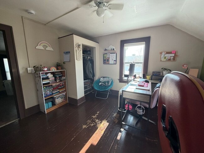 Building Photo - Spacious Three Bedroom Single Family near John Ball Zoo!