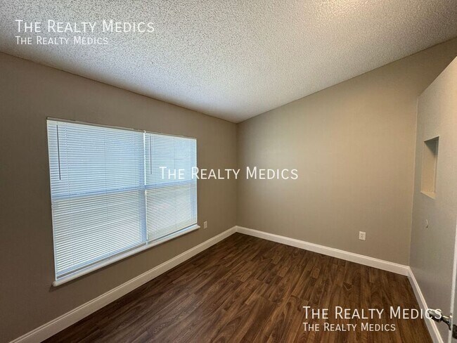 Building Photo - 313 Azincourt Ln