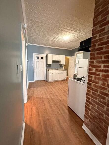 Building Photo - 884 3rd Ave