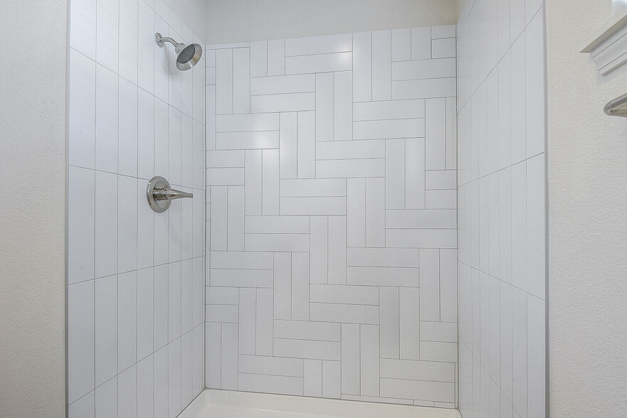 Birchwood Master Shower - 845 S Sumac St