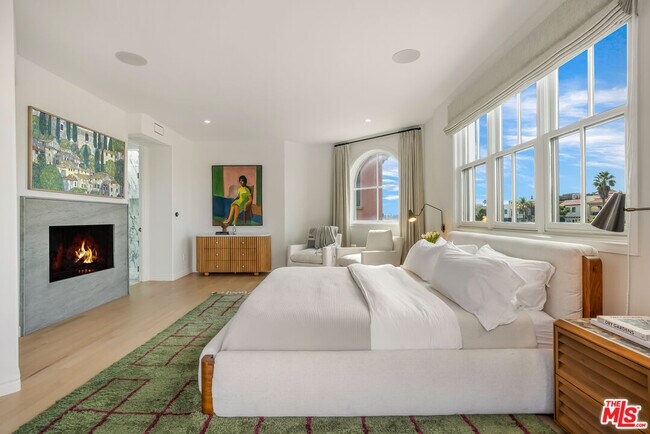 Building Photo - 5201 Vía Donte