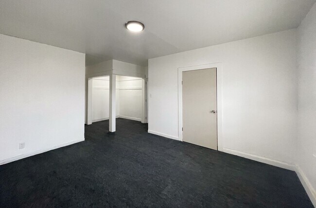 Building Photo - 420 E 4th Ave