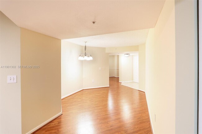 Building Photo - 520 SE 5 Ave