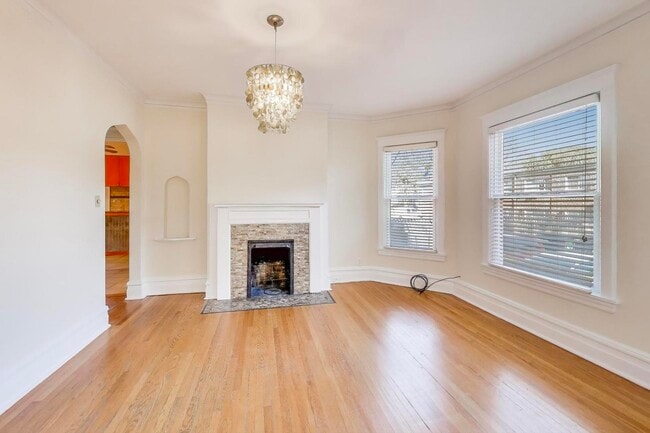 Building Photo - 916 Pleasant St