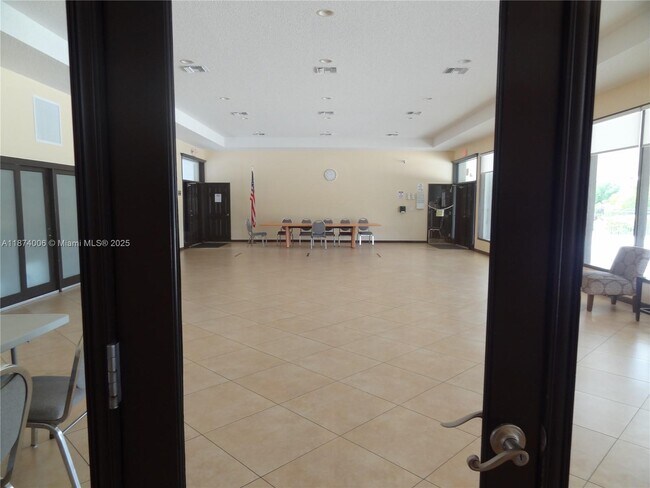 Building Photo - 3401 N Country Club Dr