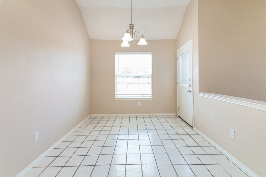 Building Photo - 1110 Pin Oak Ln