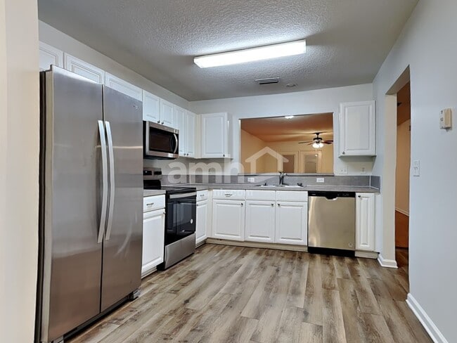 Building Photo - 3943 Hunters Lake Cir E